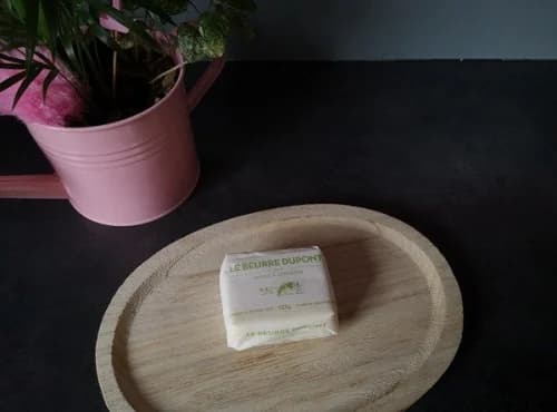 Butter mit Zitrone und grünem Pfeffer